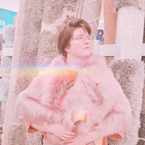 Meet your Posher, Hillary - Picture 1 of 1